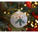 Voir la slide Boule de Noël blanche translucide avec décors de Noël traditionnel dorés et branches vertes.