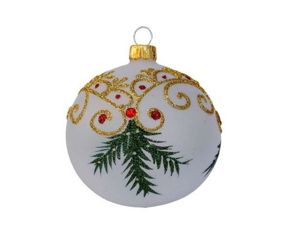 Boule de Noël blanche translucide avec décors de Noël traditionnel dorés et branches vertes.