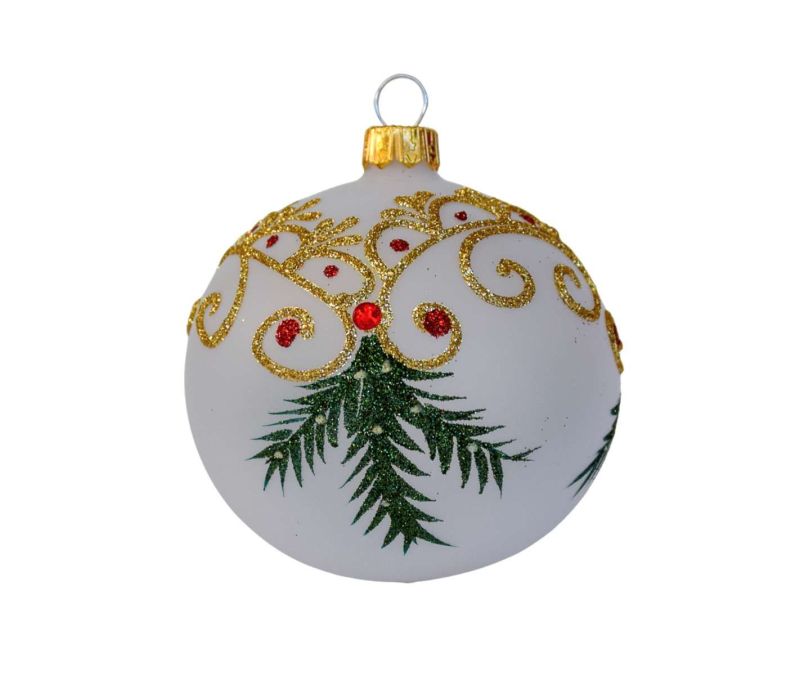 Boule de Noël blanche translucide avec décors de Noël traditionnel dorés et branches vertes.