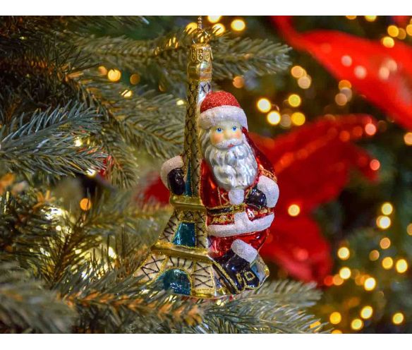 Suspension Noël verre soufflé Père Noël rouge costume blanc appuyé Tour Eiffel dorée brillante fond blanc H13cm