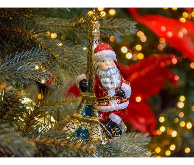 Suspension Noël verre soufflé Père Noël rouge costume blanc appuyé Tour Eiffel dorée brillante fond blanc H13cm