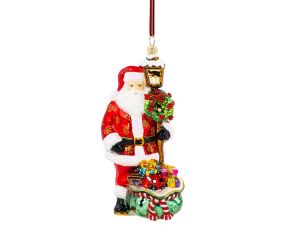 Suspension en verre soufflé représentant le Père Noël avec une lanterne et un sac de cadeaux. Hauteur : 17 cm.