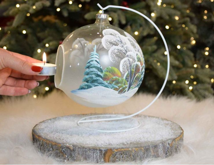 Boule de Noël en verre pour bougie décor chaumière rose poudré sous la neige - support inclus - ø 15cm