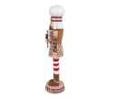 Voir la slide Figurine casse-noisette Ferdinand H46cm, costume pain d’épices brun rouge et blanc, toque blanche, canne de sucre