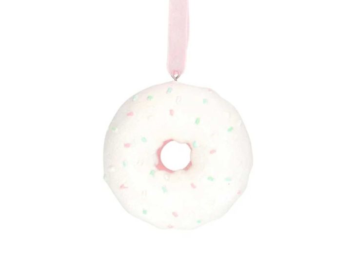 Suspension de Noël en forme de donut blanc givré, décorée de mini éclats pastel et ruban rose pâle. Hauteur 8 cm.