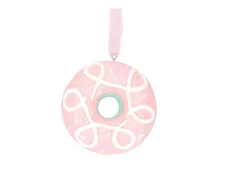 Suspension de Noël en forme de donut rose sucré, décorée de volutes blanches et ruban rose pastel. Hauteur 8 cm.