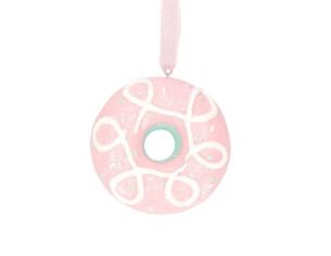Suspension de Noël en forme de donut rose sucré, décorée de volutes blanches et ruban rose pastel. Hauteur 8 cm.