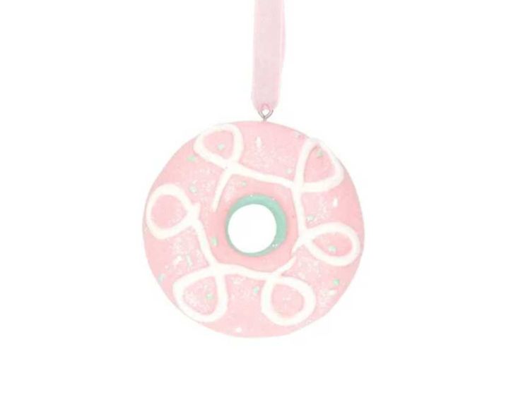 Suspension de Noël en forme de donut rose sucré, décorée de volutes blanches et ruban rose pastel. Hauteur 8 cm.