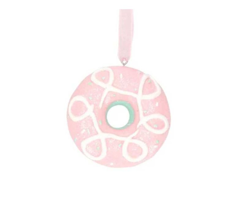 Suspension de Noël en forme de donut rose sucré, décorée de volutes blanches et ruban rose pastel. Hauteur 8 cm.