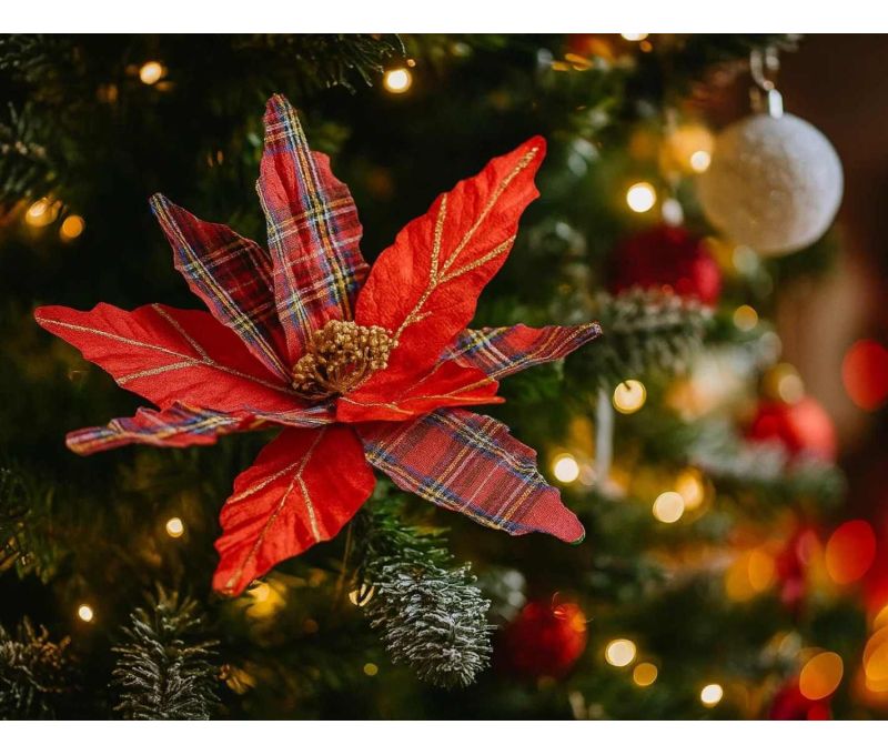 Grande fleur poinsettia artificielle rouge pétales tissu uni et tartan nervures pailletées dorées cœur doré sur tige D39cm