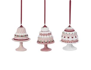 Set de 3 suspensions en forme de gâteaux rose en résine. Hauteur : 12 cm. Ruban rouge pour accroche.