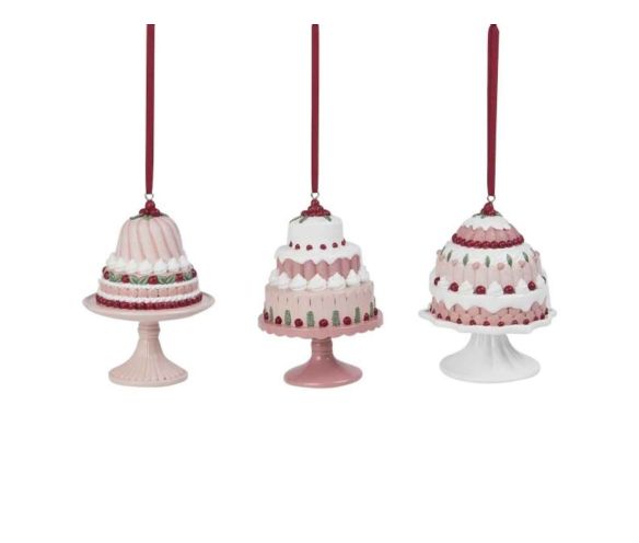 Set de 3 suspensions en forme de gâteaux rose en résine. Hauteur : 12 cm. Ruban rouge pour accroche.