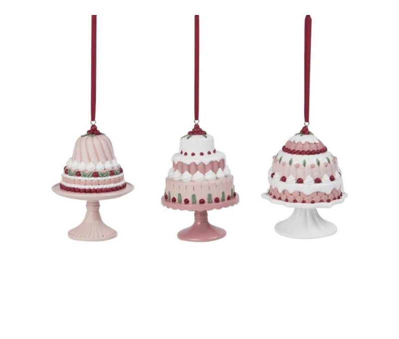 Set de 3 suspensions en forme de gâteaux rose en résine. Hauteur : 12 cm. Ruban rouge pour accroche.