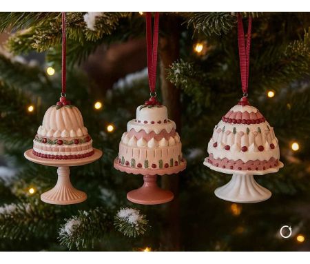 Set de 3 suspensions en forme de gâteaux rose en résine. Hauteur : 12 cm. Ruban rouge pour accroche.