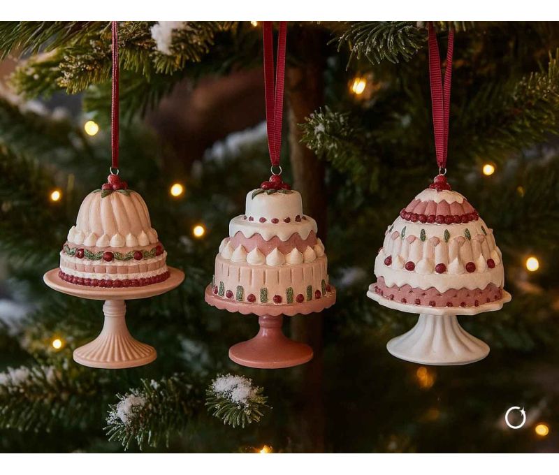Set de 3 suspensions en forme de gâteaux rose en résine. Hauteur : 12 cm. Ruban rouge pour accroche.