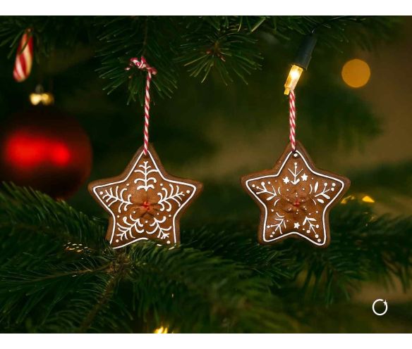 Set de 2 suspensions étoiles façon pain d’épices avec motifs blancs. Hauteur : 7 cm