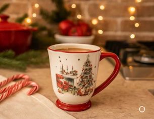 Mug de Noël en céramique blanche au décor vintage de salon de Noël, bord et anse rouges.
