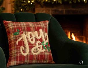 Coussin de Noël carré 45 x 45 cm en tissu tartan rouge et beige, brodé du mot "Joy" avec feuillage vert,
