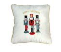 Voir la slide Coussin de Noël velours blanc trois casse-noisettes colorés brodés inscription Merry Christmas dorée liseré doré 47x47cm