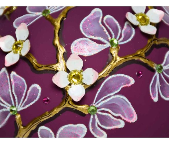 Boule Noël verre soufflé mat violet foncé fleurs magnolia blanches en relief branches dorées cristaux Ø12cm - Lilosquare