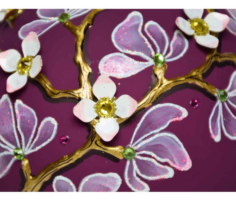 Boule Noël verre soufflé mat violet foncé fleurs magnolia blanches en relief branches dorées cristaux Ø12cm - Lilosquare