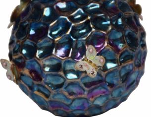 Suspension de Noël en verre soufflé, finition bleu nuit irisé, décorée de papillons 3D peints à la main. Diamètre 10 cm .