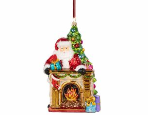 Suspension de Noël en verre soufflé avec Père Noël, cheminée illuminée et sapin décoré. Peinte à la main. Hauteur : 18 cm.