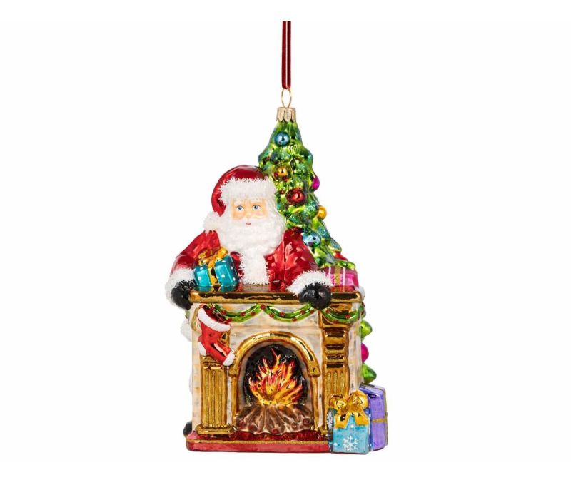 Suspension de Noël en verre soufflé avec Père Noël, cheminée illuminée et sapin décoré. Peinte à la main. Hauteur : 18 cm.
