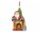 See slide Suspension de Noël en verre soufflé avec Père Noël, cheminée illuminée et sapin décoré. Peinte à la main. Hauteur : 18 cm.