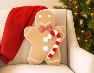 Coussin en forme de bonhomme pain d’épices, avec nœud rouge vichy et canne à sucre douce. Hauteur : 53 cm.