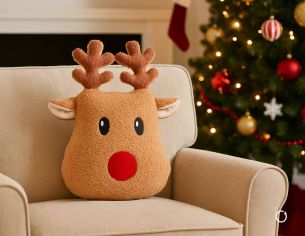 Coussin de Noël en forme de tête de renne, en tissu bouclette avec bois doux et nez rouge. Hauteur : 35 cm.