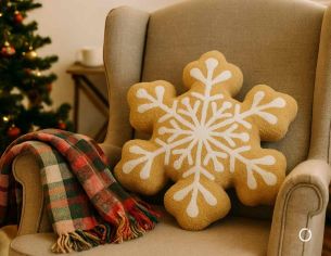Coussin de Noël flocon en tissu bouclette, couleur biscuit et blanc. Diamètre : 43 cm.