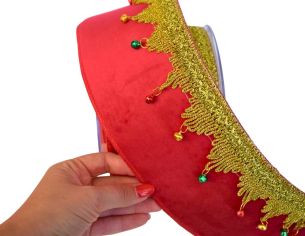 Large Ruban de Noël rouge avec galon doré, petites clochettes colorées et fil métallique – longueur 4,5 mètres.