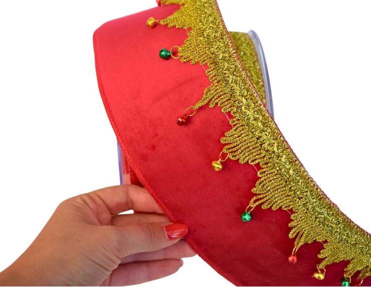 Large Ruban de Noël rouge avec galon doré, petites clochettes colorées et fil métallique – longueur 4,5 mètres.