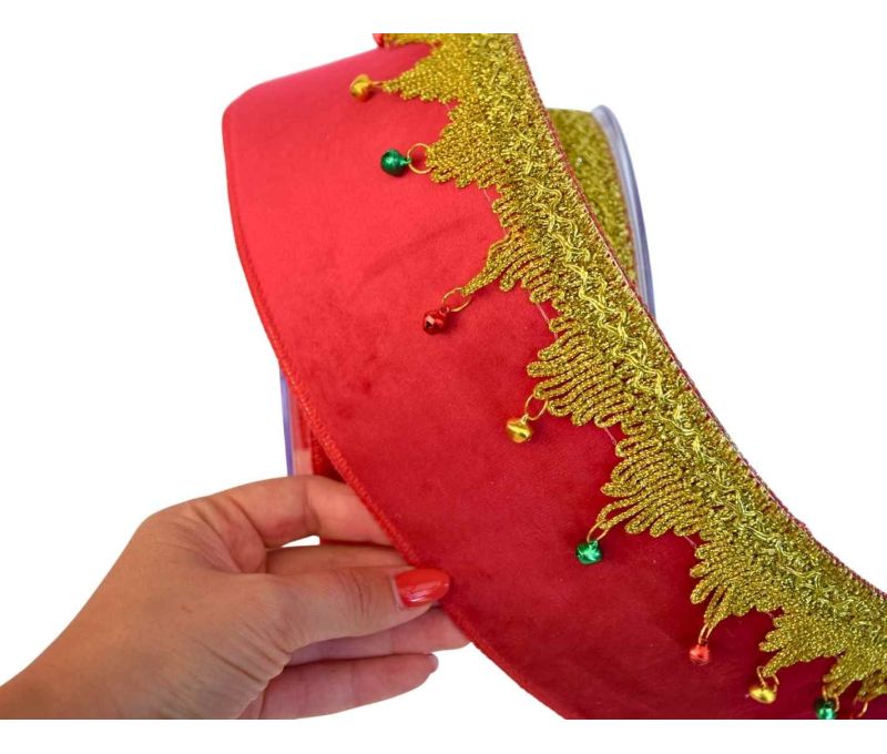 Large Ruban de Noël rouge avec galon doré, petites clochettes colorées et fil métallique – longueur 4,5 mètres.
