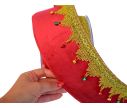 Voir la slide Large Ruban de Noël rouge avec galon doré, petites clochettes colorées et fil métallique – longueur 4,5 mètres.