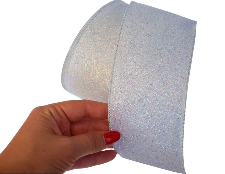 Ruban blanc effet irisé scintillant, bordure renforcée. Largeur 7cm, longueur 9m.