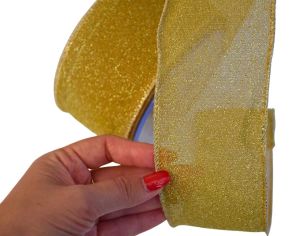 Ruban en lurex doré scintillant. Largeur 7cm, longueur 9m. Parfait pour une décoration lumineuse et festive. Bords métalliques.