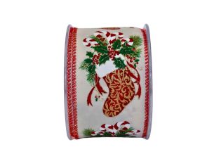 Ruban crème décoré de chaussettes de Noël remplies de branches et bonbons. Largeur 7cm, longueur 9m. Bords métalliques.
