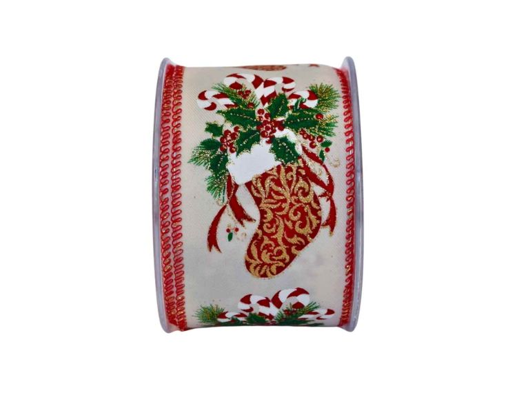 Ruban crème décoré de chaussettes de Noël remplies de branches et bonbons. Largeur 7cm, longueur 9m. Bords métalliques.