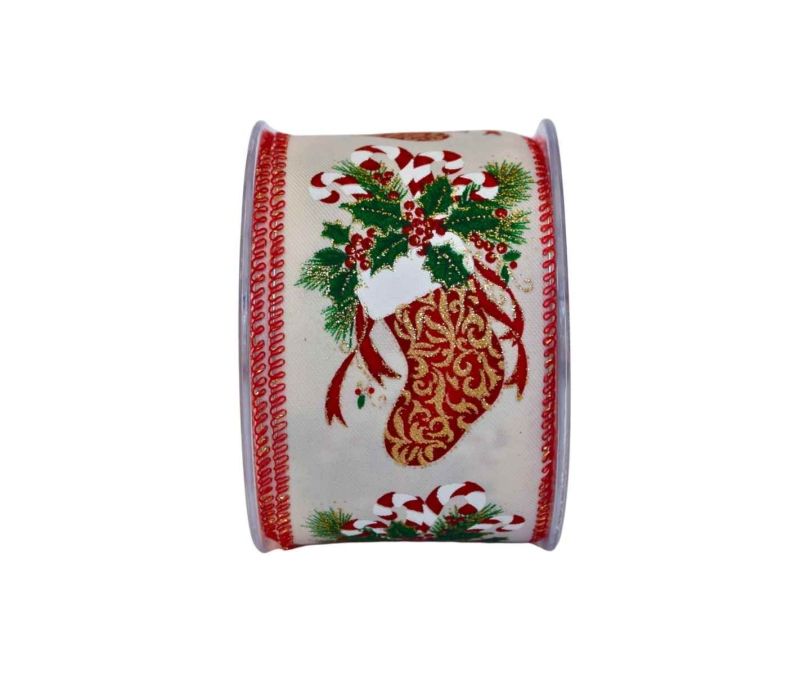 Ruban crème décoré de chaussettes de Noël remplies de branches et bonbons. Largeur 7cm, longueur 9m. Bords métalliques.