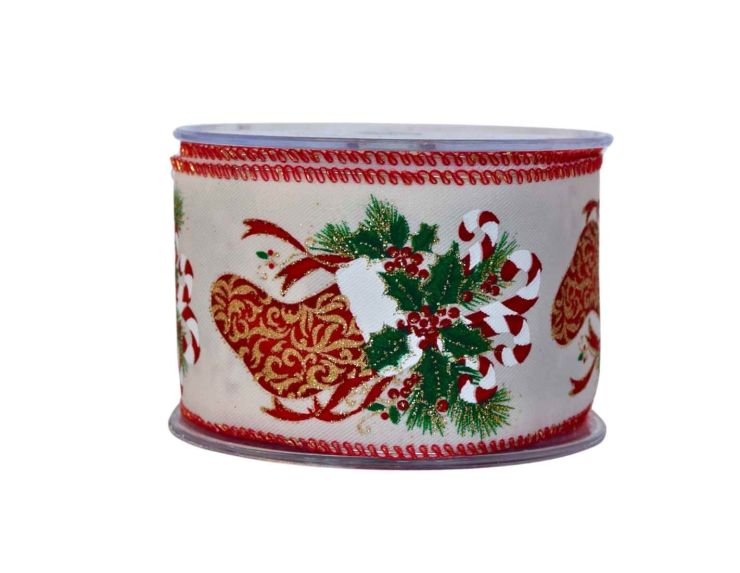 Ruban crème décoré de chaussettes de Noël remplies de branches et bonbons. Largeur 7cm, longueur 9m. Bords métalliques.