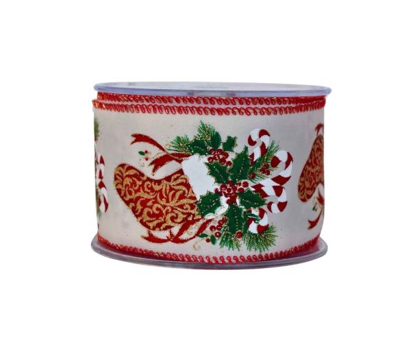 Ruban crème décoré de chaussettes de Noël remplies de branches et bonbons. Largeur 7cm, longueur 9m. Bords métalliques.