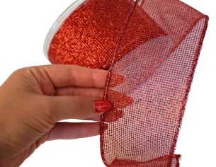Ruban rouge maillé avec paillettes et effet irisé. Largeur 7cm, longueur 9m. Bords renforcés avec du fil métallique.