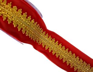 Ruban de Noël en velours rouge avec galon doré brodé. Largeur 10cm, longueur 4,5m. Bords métalliques pour un maintien parfait.
