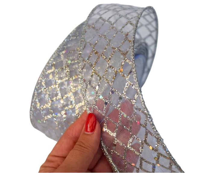 Ruban de Noël argenté décoré de strass brillants. Largeur 6cm, longueur 9m. Parfait pour une déco lumineuse et élégante.