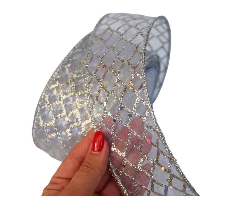 Ruban de Noël argenté décoré de strass brillants. Largeur 6cm, longueur 9m. Parfait pour une déco lumineuse et élégante.