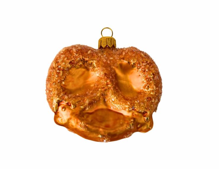 Suspension de Noël en forme de bretzel doré, en verre soufflé et décoré à la main. Hauteur : 8 cm.