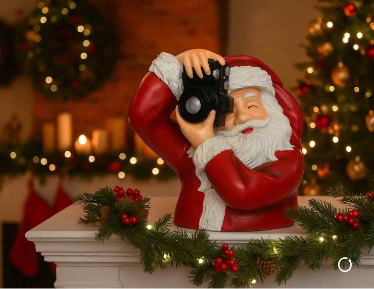 Décoration de Noël Père Noël en résine tenant un appareil photo, hauteur 22 cm.