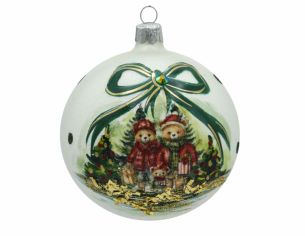 Boule de Noël en verre soufflé blanche Ø10 cm, décorée d’une famille d’ours vêtus de rouge sous un grand nœud vert festif.